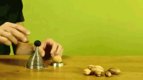 Гифка Прибор для раскалывания орехов