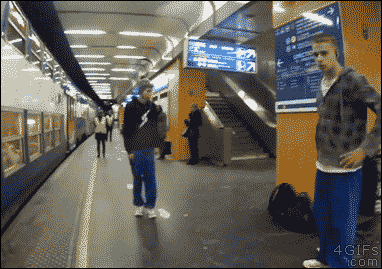 Гифка Фейл трюкачей в метро