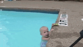 Гифка Младенец плавает в бассейне