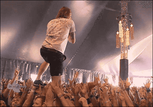 Гифка Рок-музыкант поймал пиво на концерте