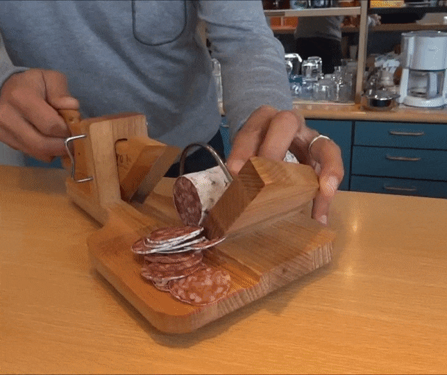 Гифка Аппарат для нарезки колбасы