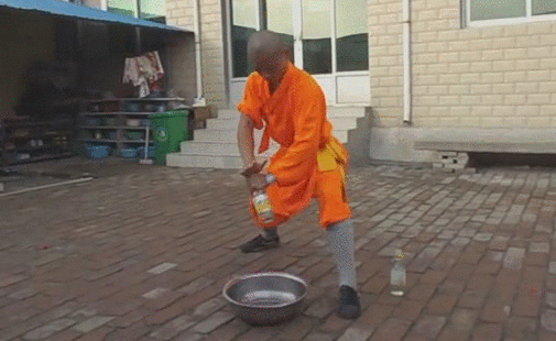 Гифка Шаолиньский монах разбивает бутылку
