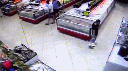 Гифка Рыба в супермаркете прыгает в корзину