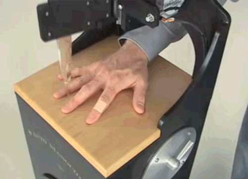 Гифка Роботизированный трюк с ножом и пальцами