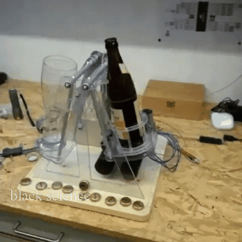 Гифка Робот разливает пиво
