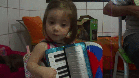 Гифка Девочка играет на аккордеоне