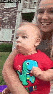 Гифка Ребёнок первый раз в жизни смотрит на фейерверки