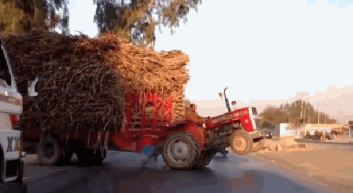 Гифка Трактор с сеном