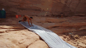 Гифка Скатывание со скалы
