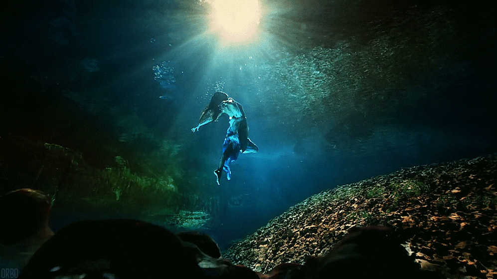 Гифка Девушка под водой