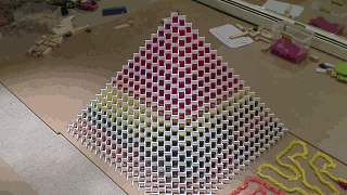 Гифка Пирамида из домино