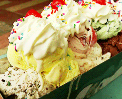 Гифка Огромная порция мороженого