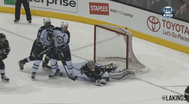 Гифка Хоккейный вратарь спасает ворота ногой