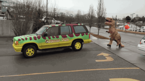 Гифка Тиранозавр преследует машину