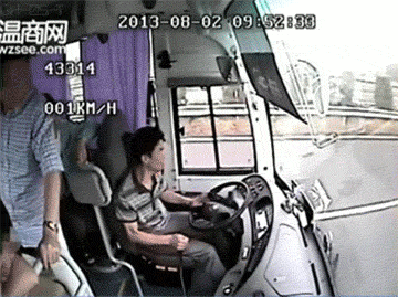 Гифка Переворот автобуса в результате аварии