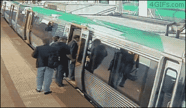 Гифка Спасение мужчины застрявшего в метро