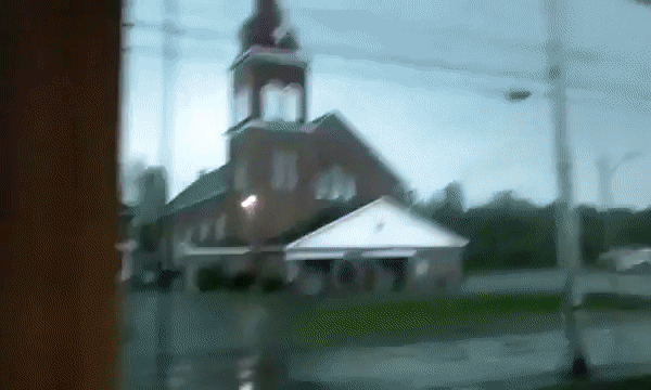 Гифка Молния попадает в церковь