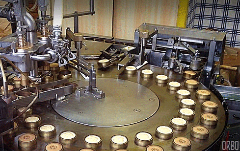 Гифка Робот производящий кексы