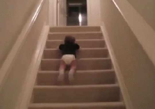 Гифка Младенец спускается с лестницы