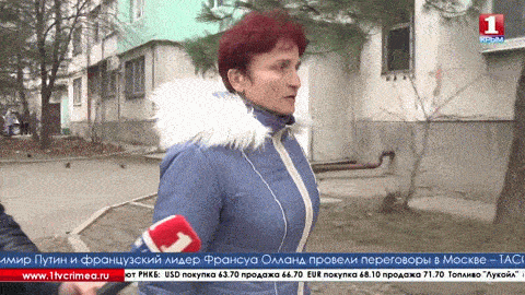 Гифка Женщина уходит от репортёра в подвал