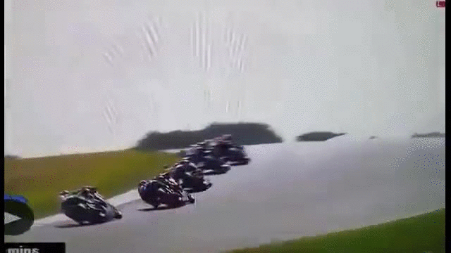 Гифка Мотоциклист бодает птицу во время гонки