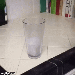 Гифка Иллюзия со стаканом