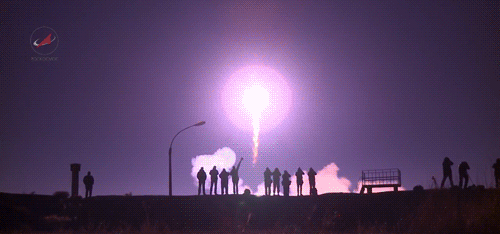 Гифка Люди наблюдают за запуском ракеты