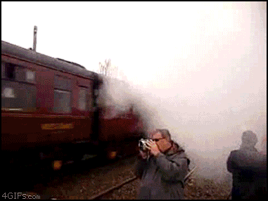Гифка Мужчина снимает поезд