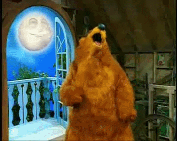 Гифка Медведь танцует под луной