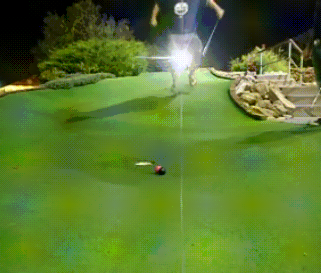 Гифка Фокус с шарами на мини-гольфе