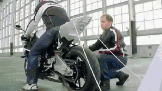 Гифка Трюк со скатертью в исполнении мотоциклиста