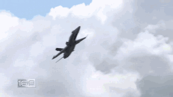 Гифка Пилот успевает катапультироваться из падающего истребителя