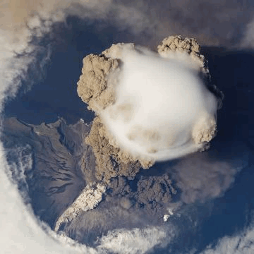 Гифка Вид из космоса на извержение вулкана