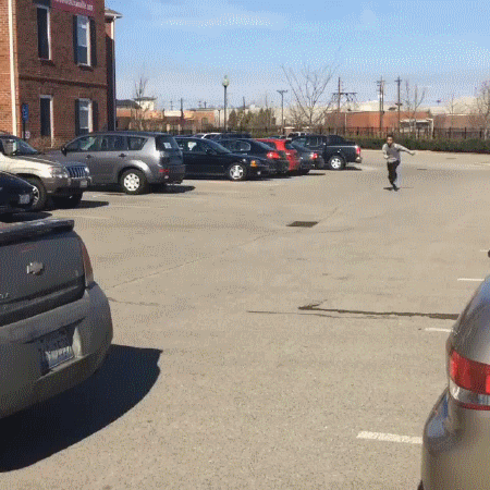 Гифка Паркурист прыгает через две машины