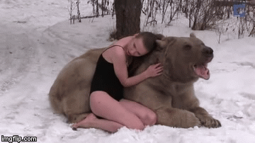 Гифка Девушка и медведь