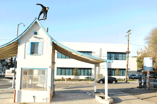 Гифка Прыжок с крыши на скейте