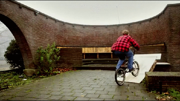 Гифка По стене на велосипеде