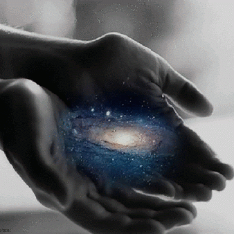 Гифка Вселенная в руках