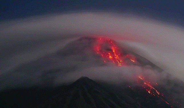 Гифка Туман стелется над вулканом