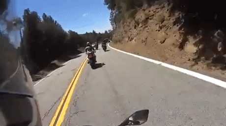 Гифка Велосипедист обгоняет мотоциклистов