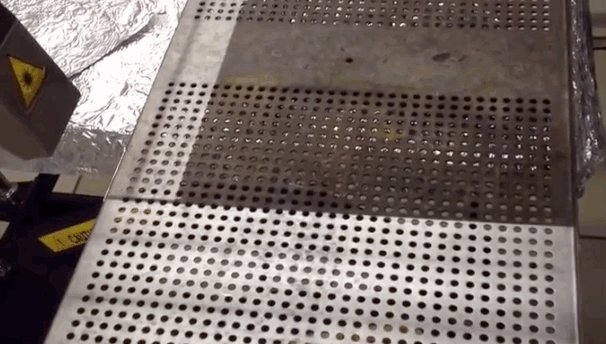 Гифка Лазер очищает металлическую поверхность