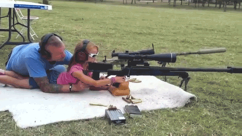 Гифка Папа обучает дочку стрельбе