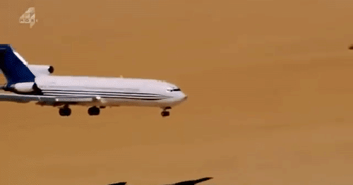 Гифка Приземление самолёта на песок