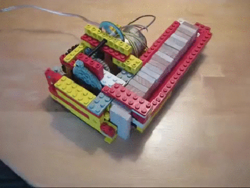 Гифка Лего-машина по установке домино