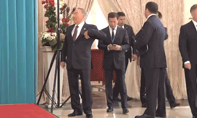 Гифка Нурсултан Назарбаев не любит селфи