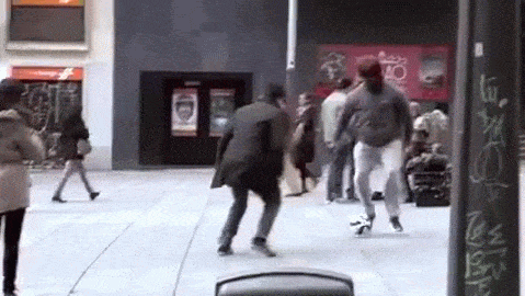 Гифка Криштиану Роналду переодетый в бомжа играет с людьми на улице