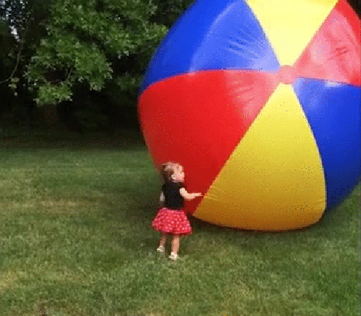 Гифка Маленькая девочка и большой шар
