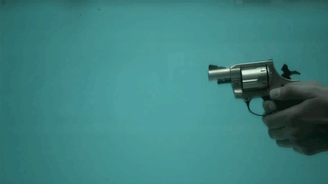 Гифка Выстрел из револьвера под водой