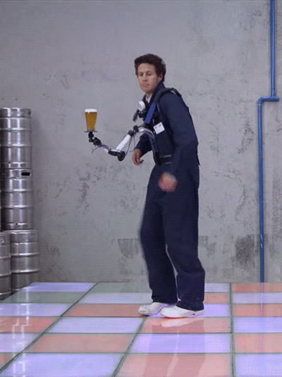 Гифка Робот удерживающий равновесие кружки с пивом
