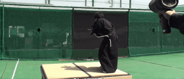 Гифка Самурай разрубает бейсбольный мяч на скорости 100 миль/ч